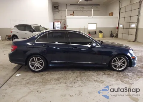 2012 Mercedes-Benz C 300 Luxury 4Matic/Sport 4Matic z USA, uszkodzony, nr VIN WDDGF8BB7CR231946